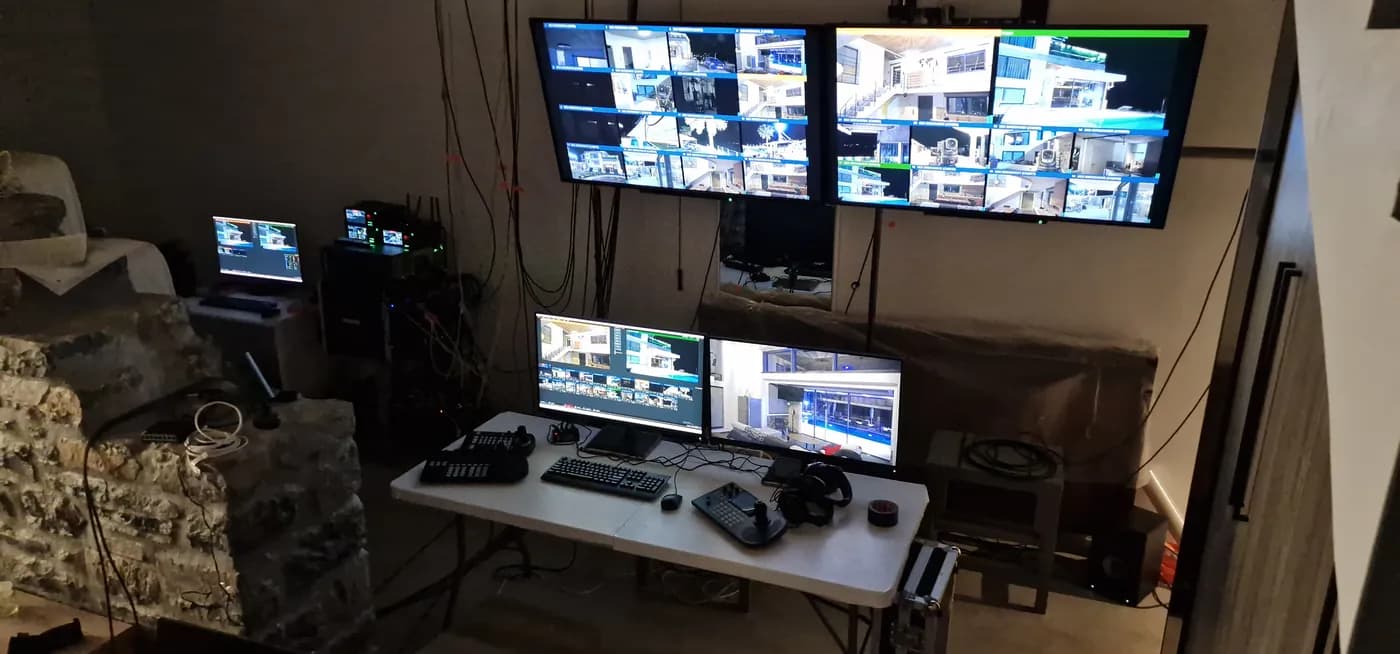 SmartCam.TV realitātes šova vadības telpa ar daudzu kameru attēliem monitoros